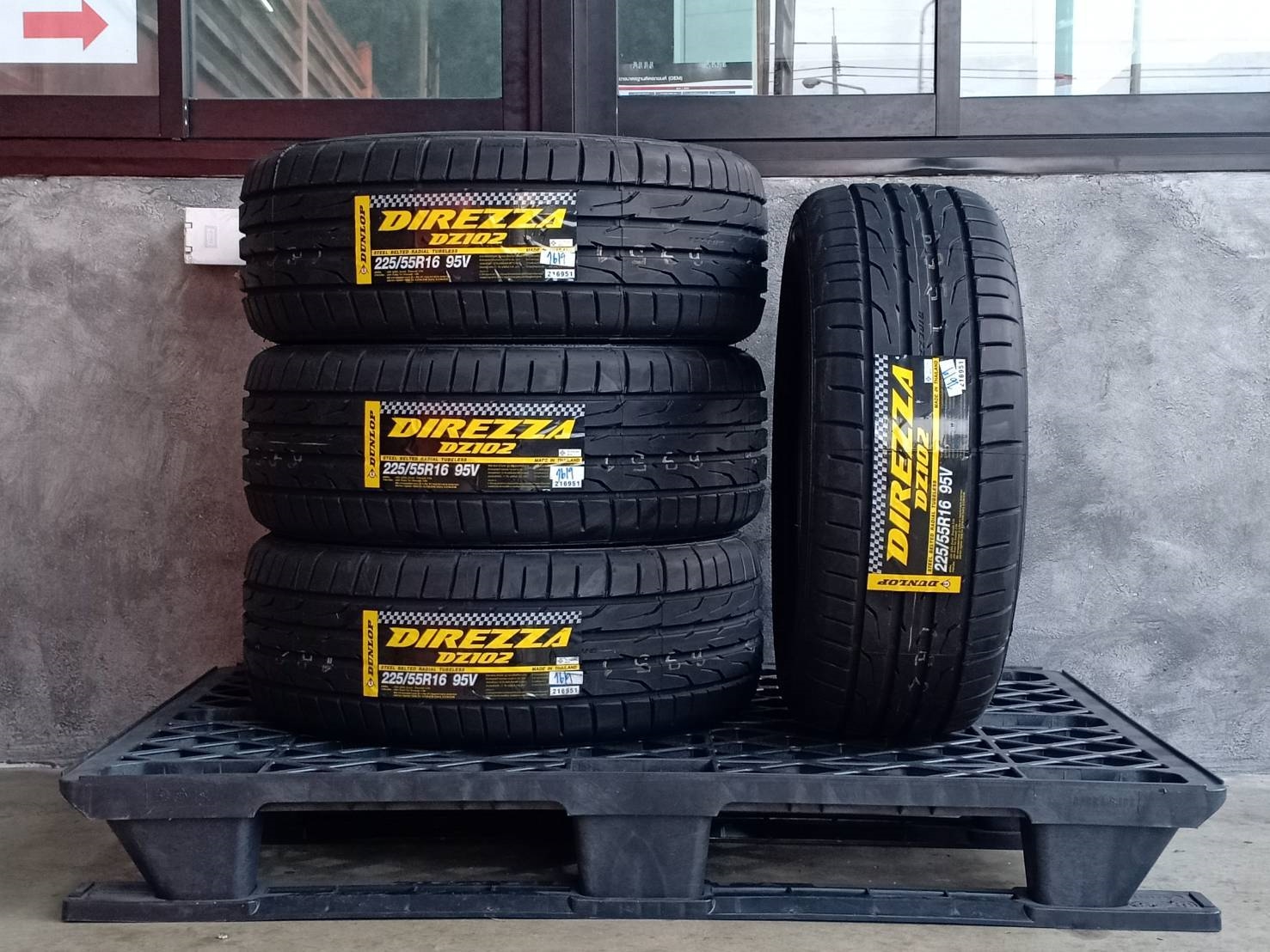 DUNLOP 225/55R16 DIREZZA DZ102 95V MADE IN THAILAND