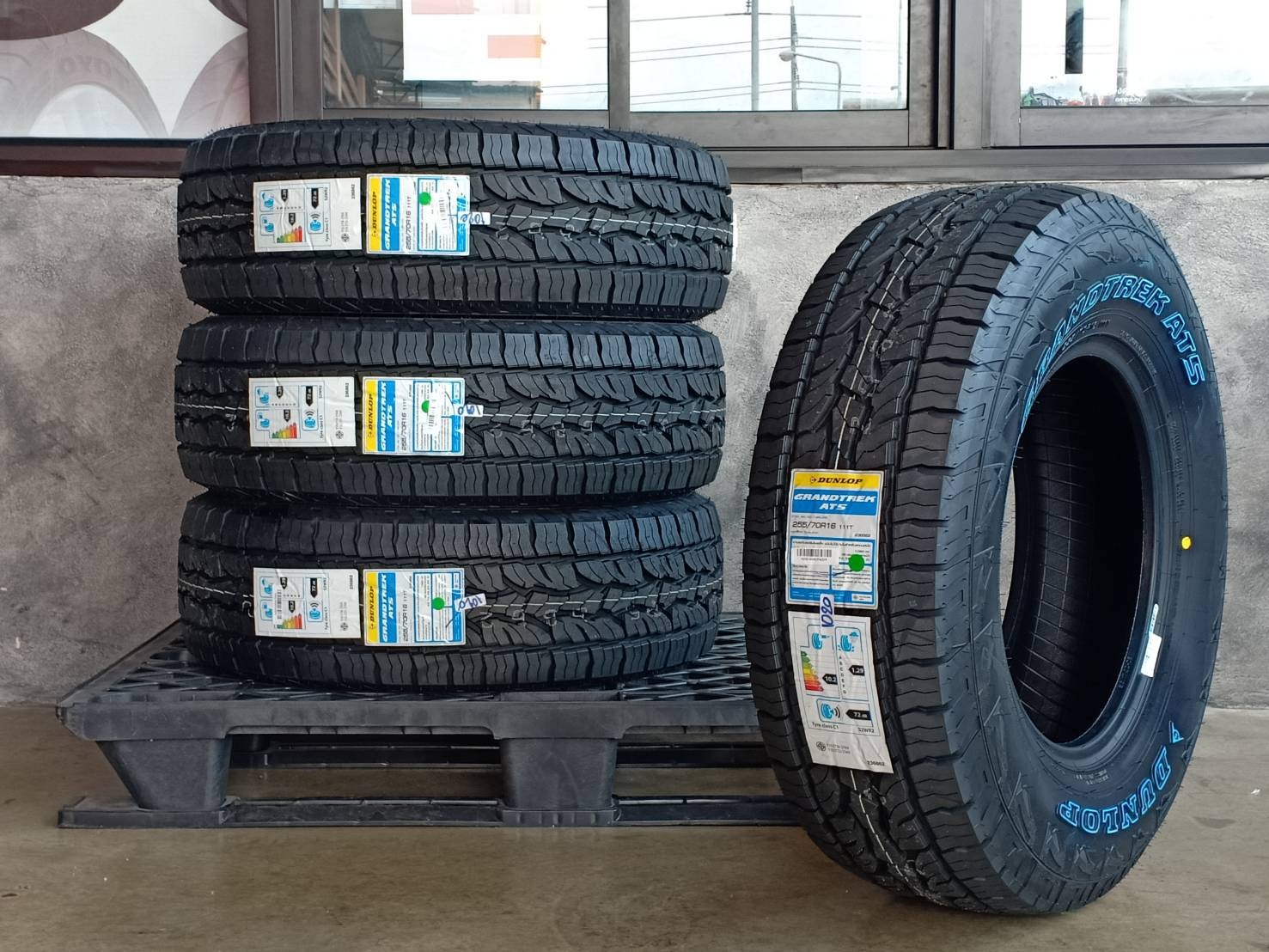 DUNLOP 255/70R16 GRANDTREK AT5 111T (ตัวหนังสือขาว) MADE IN THAILAND