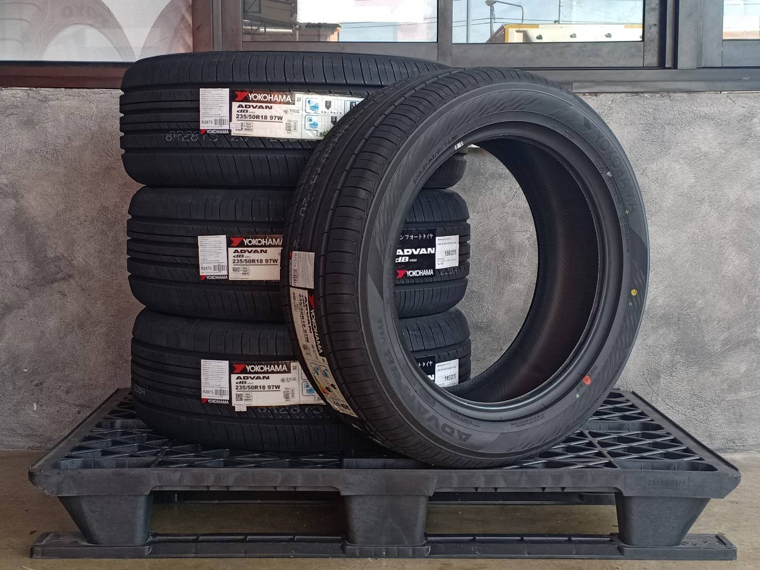 YOKOHAMA 235/50R18 ADVAN dB V552 97W MADE IN JAPAN