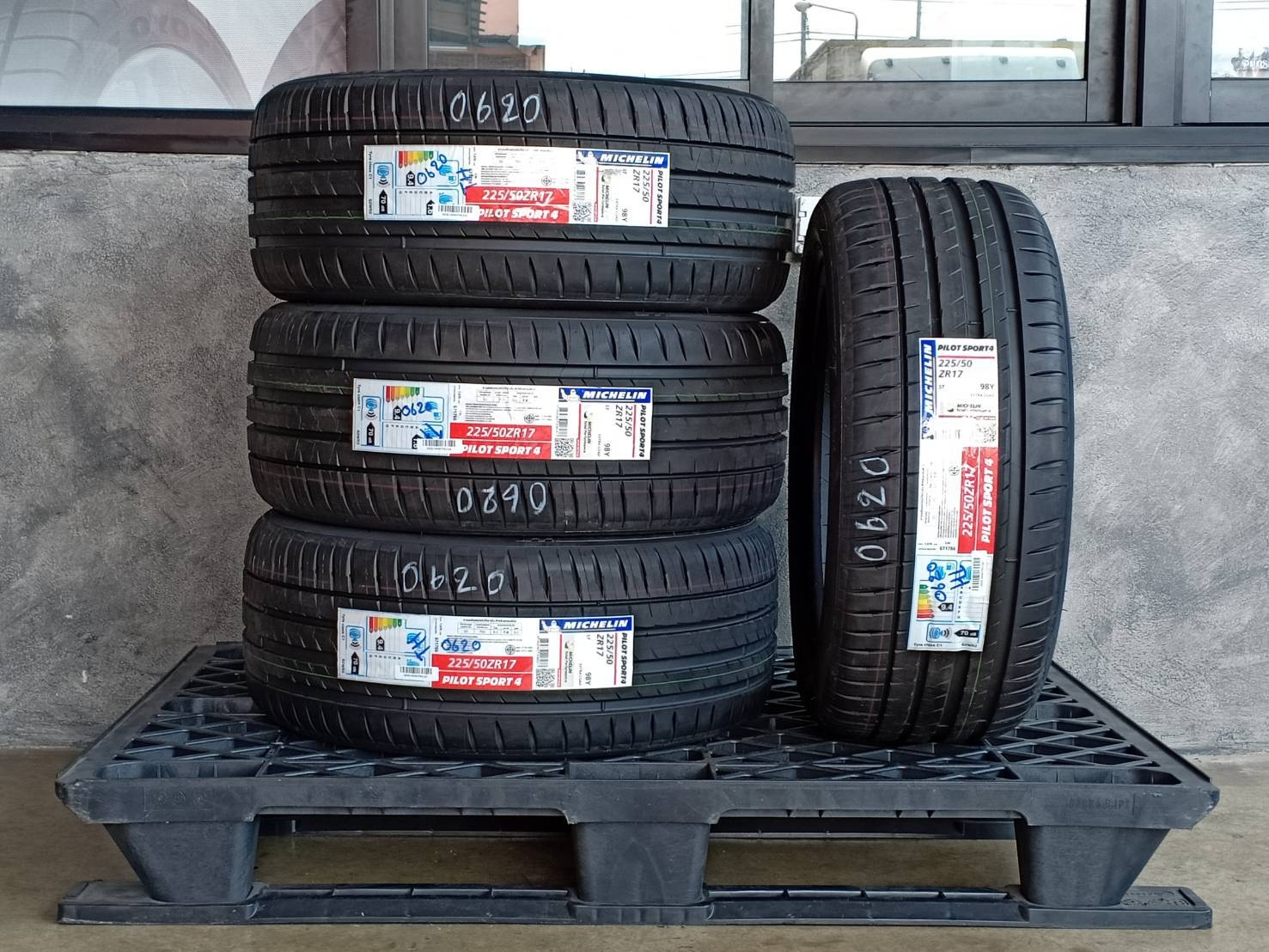 MICHELIN 225/50ZR17 PILOT SPORT 4STต้องการส่วนลดราคาพิเศษ กรุณาสอบถาม
