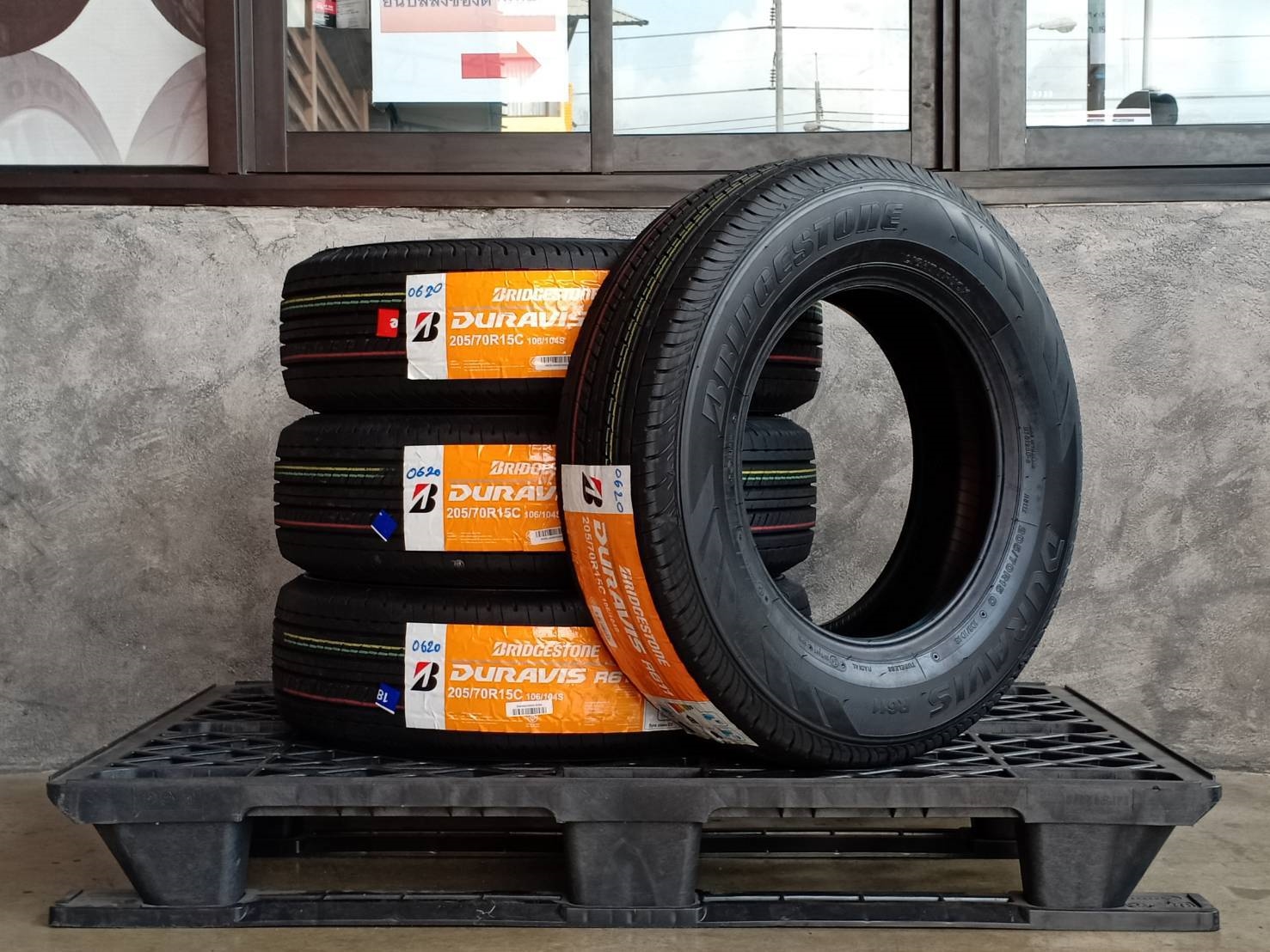 BRIDGESTONE 205/70R15 DURAVIS R611 106/104S MADE IN THAILAND
