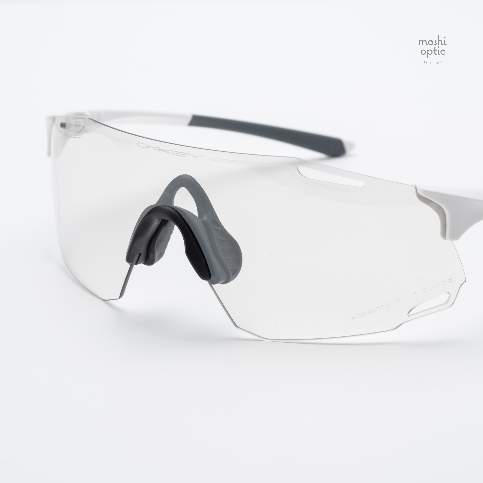 Oakley OO9513D-01 Cybr Dyno Matte White Clear to Black Iridium Photochromic