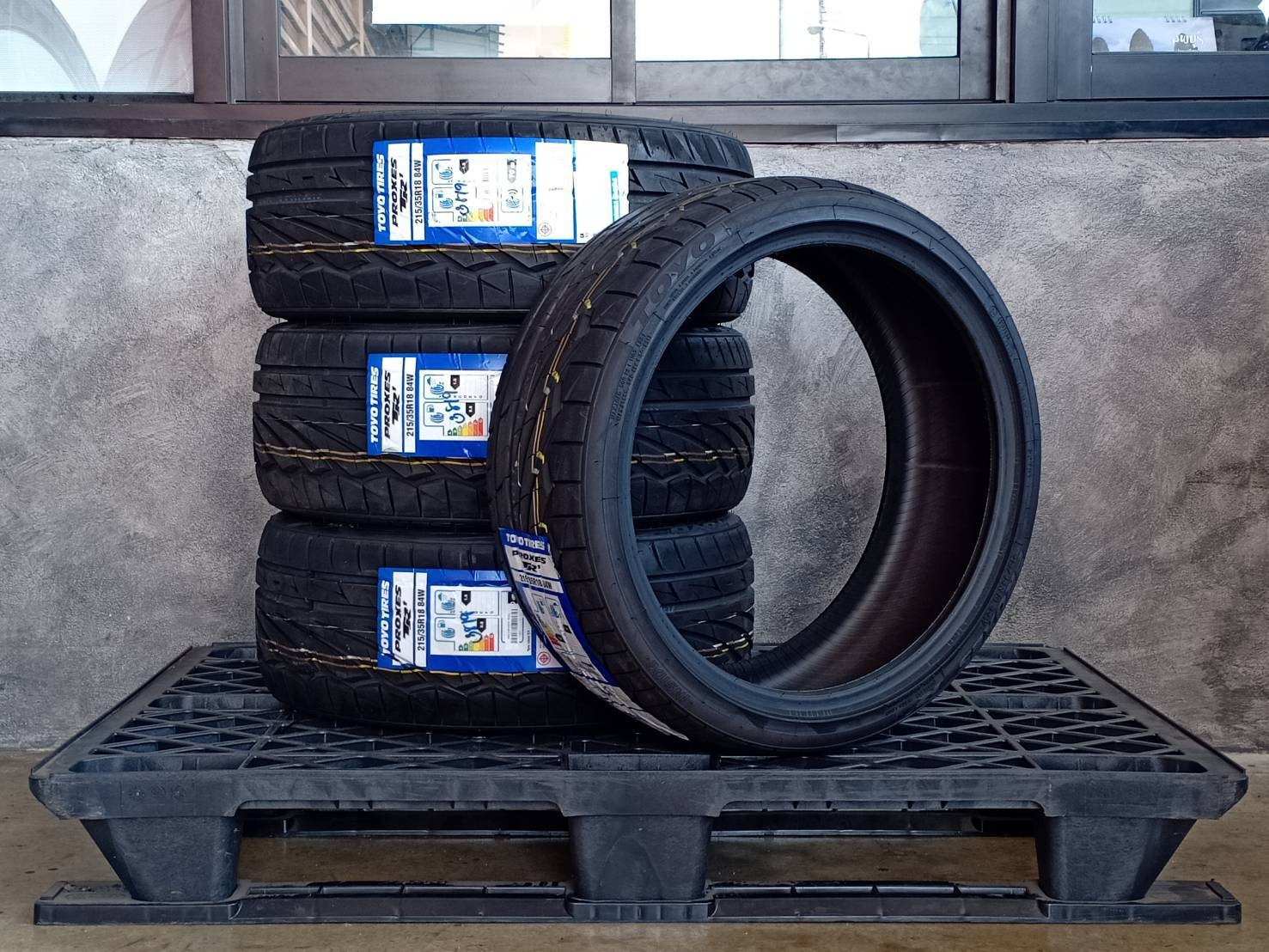 TOYO PROXES TR1 215/35R18 84W JAPAN