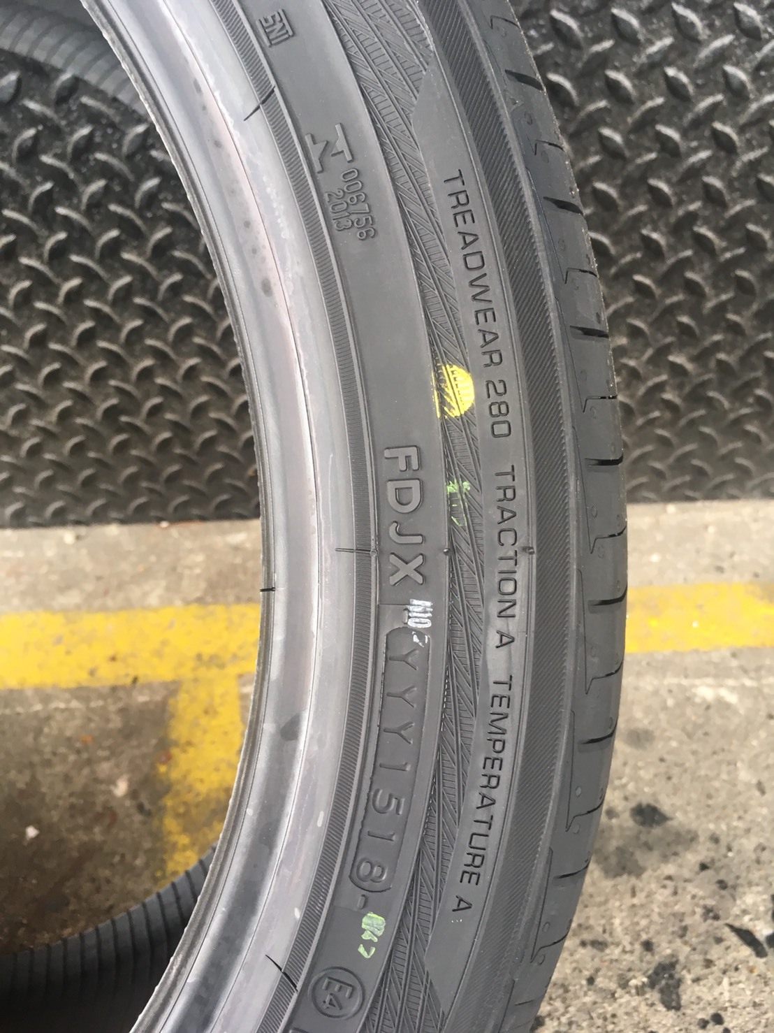 YOKOHAMA ADVAN DB V552 245-40-18 ราคาพิเศษ ปี18