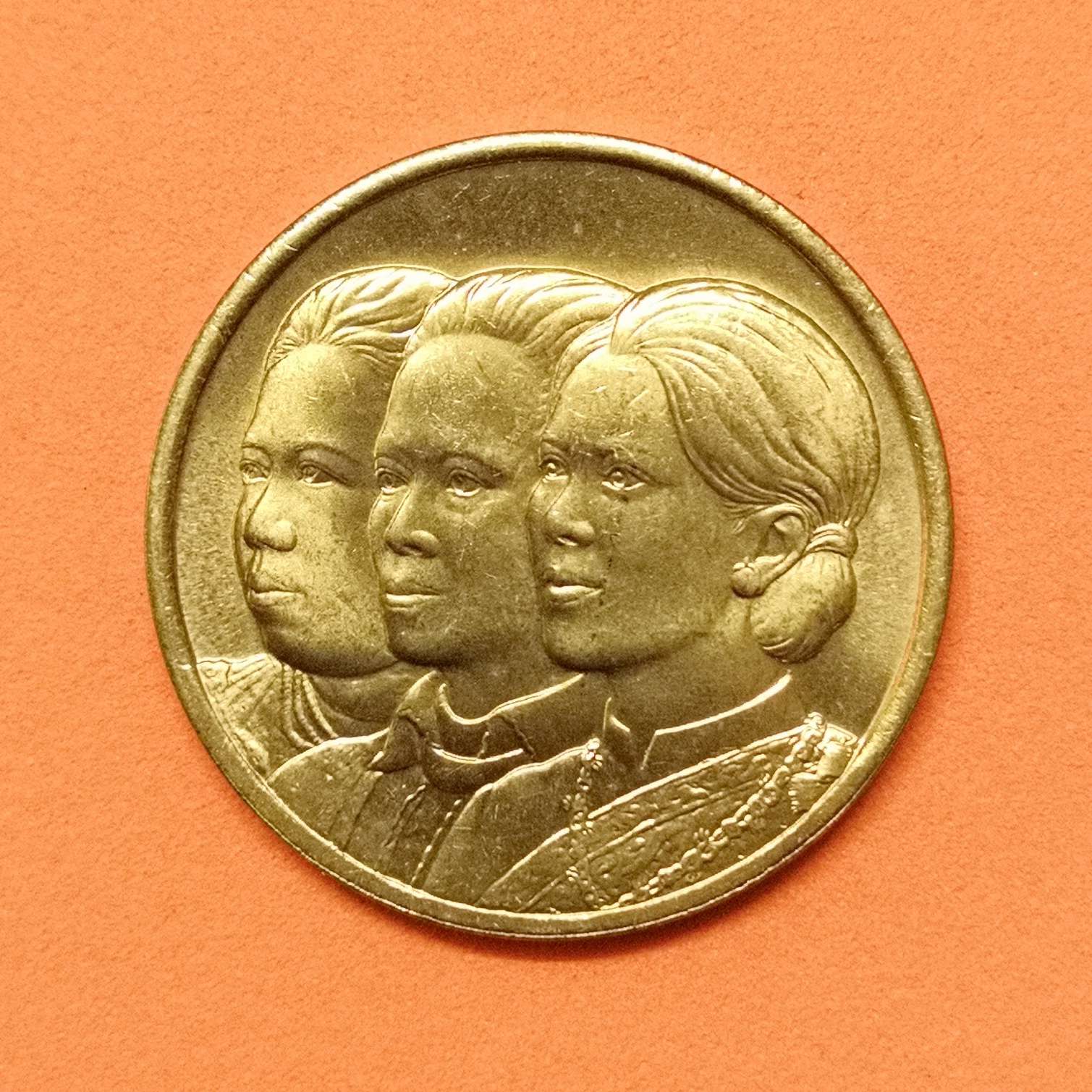 เหรียญ 3 พระราชินี ที่ระลึกโรงพยาบาลจุฬาลงกรณ์ สภากาชาดไทย ครบรอบ 72 ปี 10 พฤษภาคม 2529 ขนาด 2.5 เซน