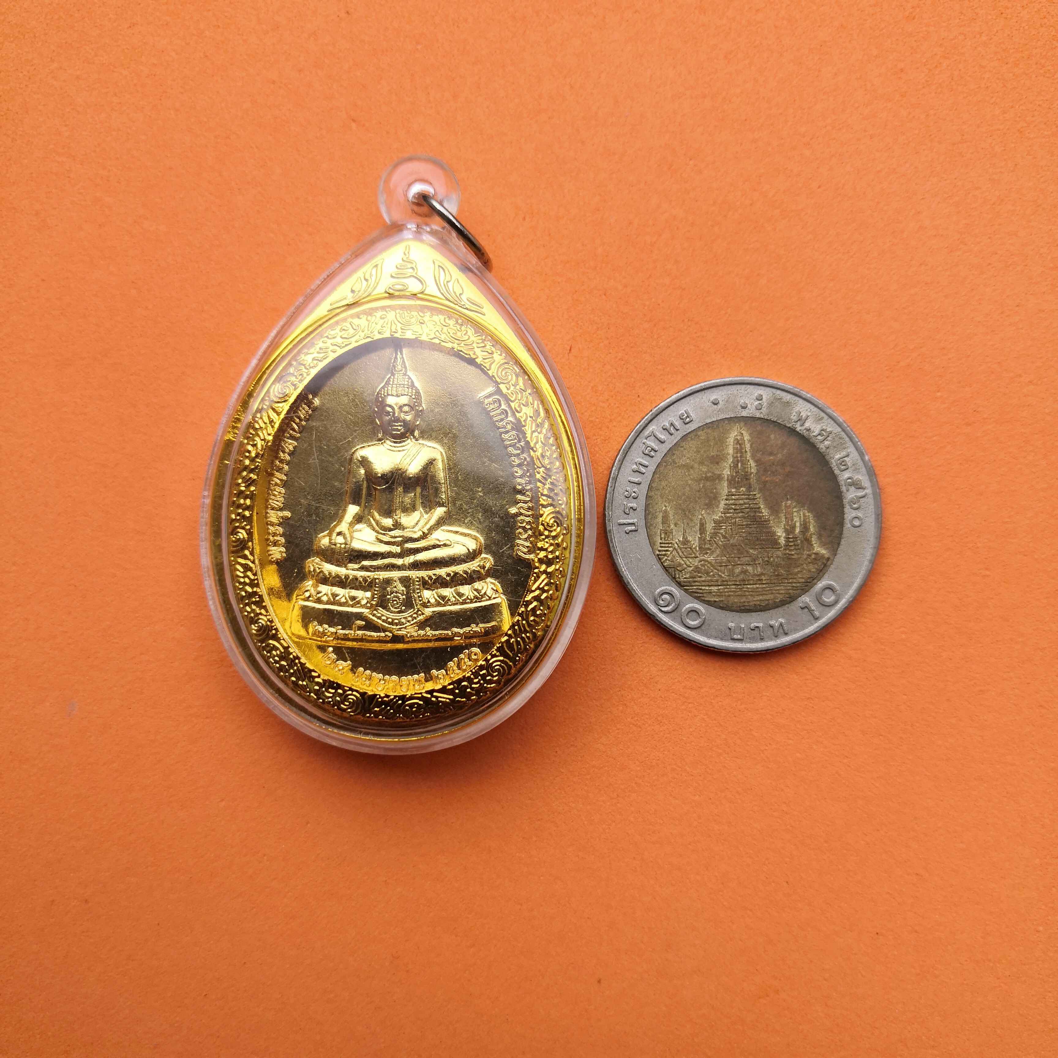 เหรียญพระพุทธประทานพร โลกศตวรรษานุสรณ์ มหามงคลเฉลิมพระชนมพรรษา 80 พรรษา 2550 - 100 ปี ลูกเสือโลก 2007 พิธีพุทธาภิเษก ณ พระอุโบสถวัดชนะสงคราม เนื้อกะไหล่ทอง สูง 3.5 เซน