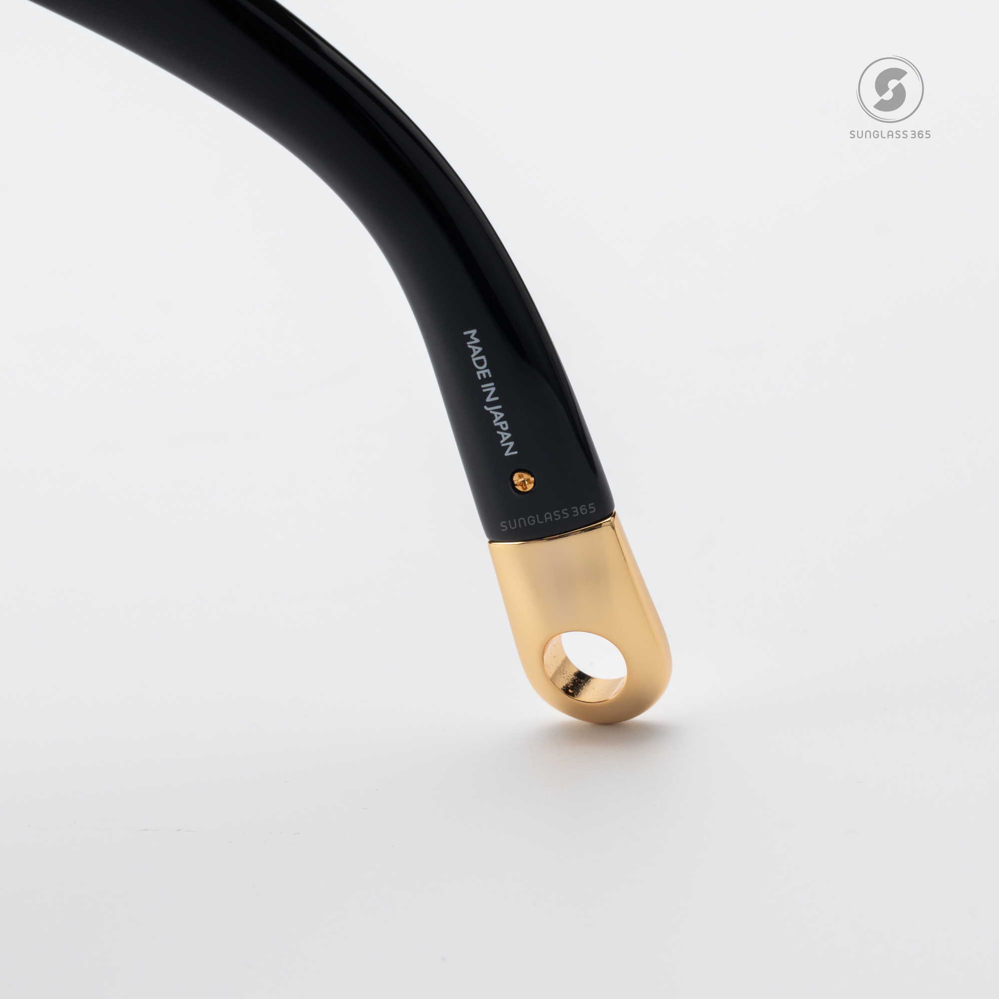 แว่นกันแดด JACQUEMUS THE PILOTA JAC2 C1