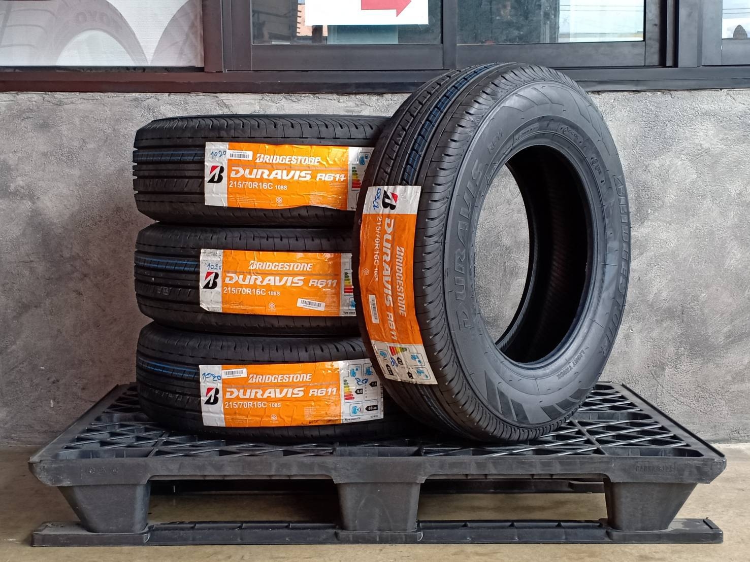 BRIDGESTONE 215/70R16 DURAVIS R611 108S MADE IN THAILAND