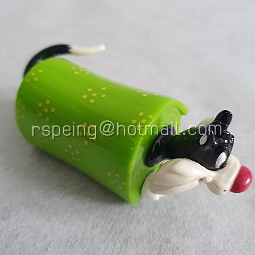 รถเข็นถอยหลังวิ่ง (Pullback car) Sylvester ในม้วนพรมสีเขียว