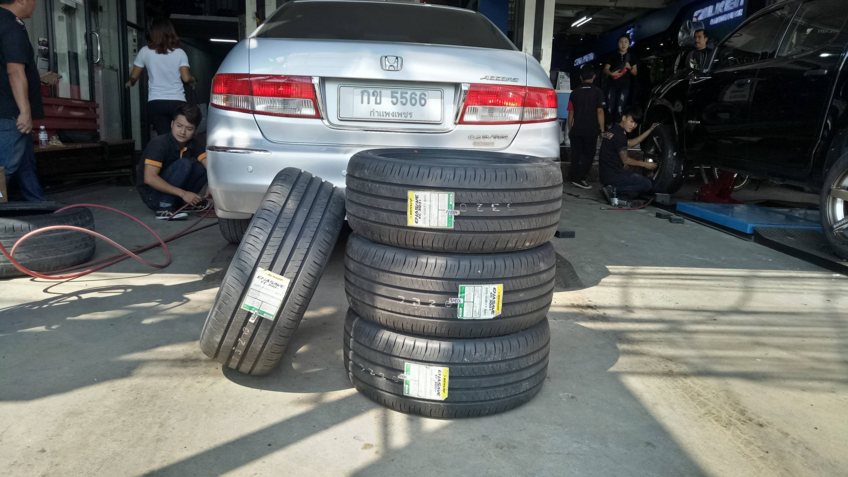 DUNLOP EC300 PLUS 225/50R17 ซื้อ2แถม2