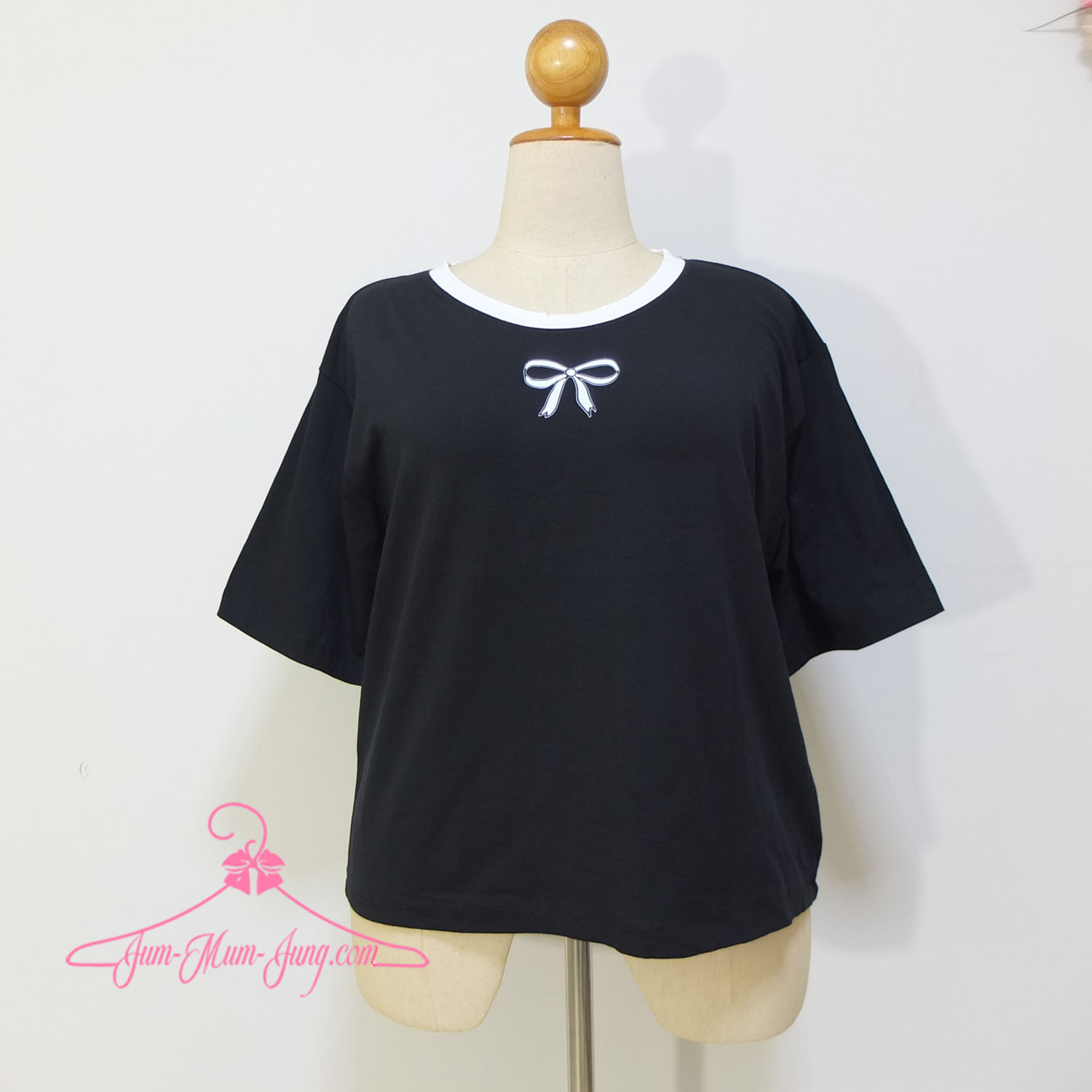 *อก50-52นิ้ว*เสื้อคนอ้วนตัวสั้นผ้ายืดสีดำขลิปสีขาวช่วงคอสกรีนลายโบว์ เนื้อผ้ายืดได้เยอะ สวยน่ารักมากๆค่ะ