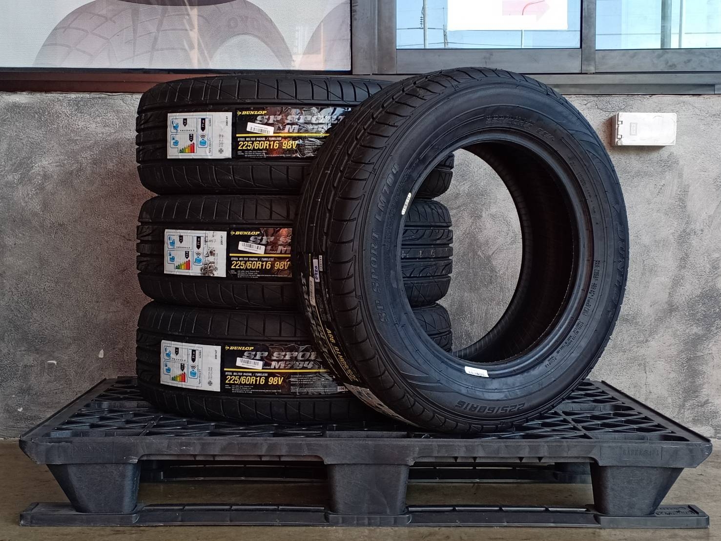 DUNLOP 225/60R16 SP SPORT LM704 98V MADE IN THAILAND