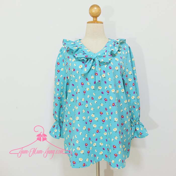 *อก50นิ้ว*เสื้อคนอ้วนคอวีผ้าไหมอิตาลีสีเขียวอมฟ้าลายดอกไม้แต่งระบายผูกโบว์คอ แขนยาวจั๊มยางยืดปลายแขน สวยน่ารักมากๆค่ะ