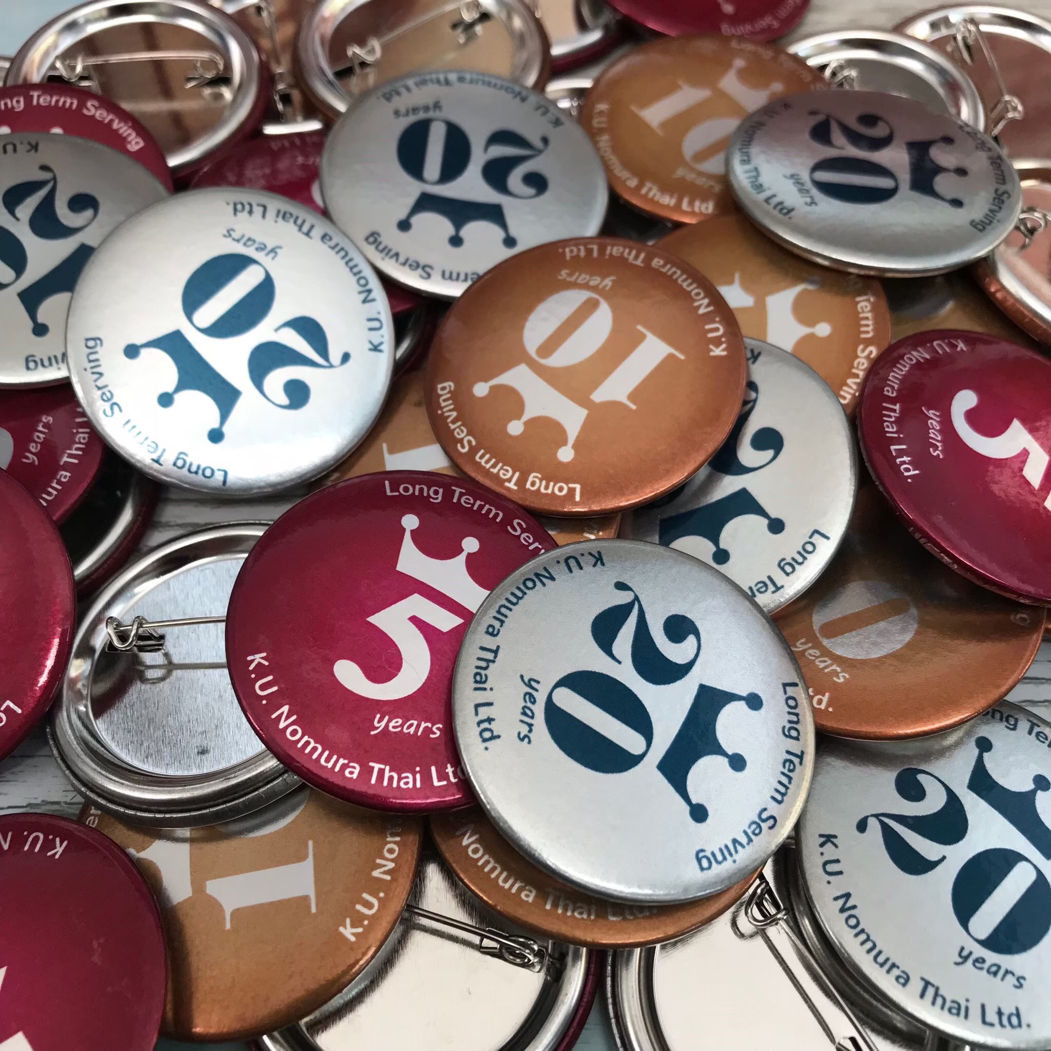 เข็มกลัด รับทําเข็มกลัด สีทอง สีเงิน สีทองแดง ผลิตเข็มกลัดด่วน รับทํเข็มกลัดพรีเมี่ยม