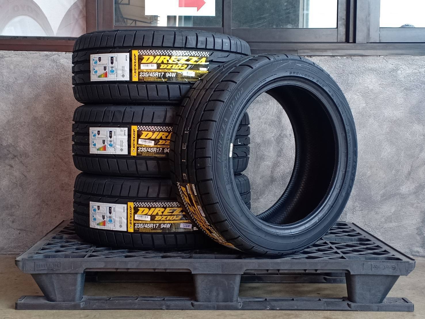 DUNLOP 235/45R17 DIREZZA DZ102 94W MADE IN THAILAND