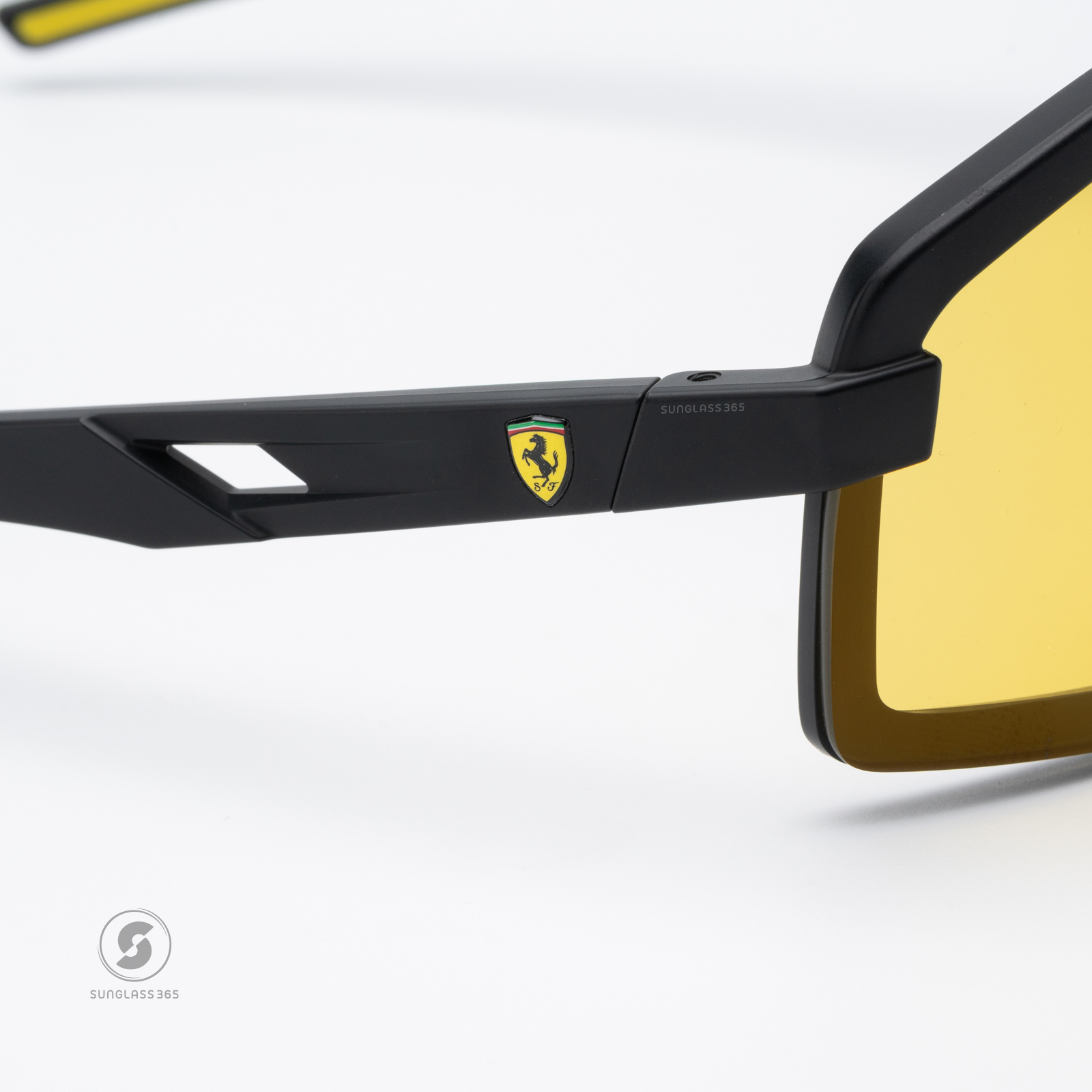 แว่นกันแดด Scuderia Ferrari FZ6010U 514/V9