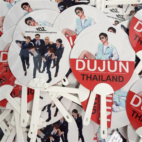พัด Fan รับผลิตพัดพลาสติก พัดโบก พัดวงกลม สกรีนโลโก้ 4สีออฟเซต