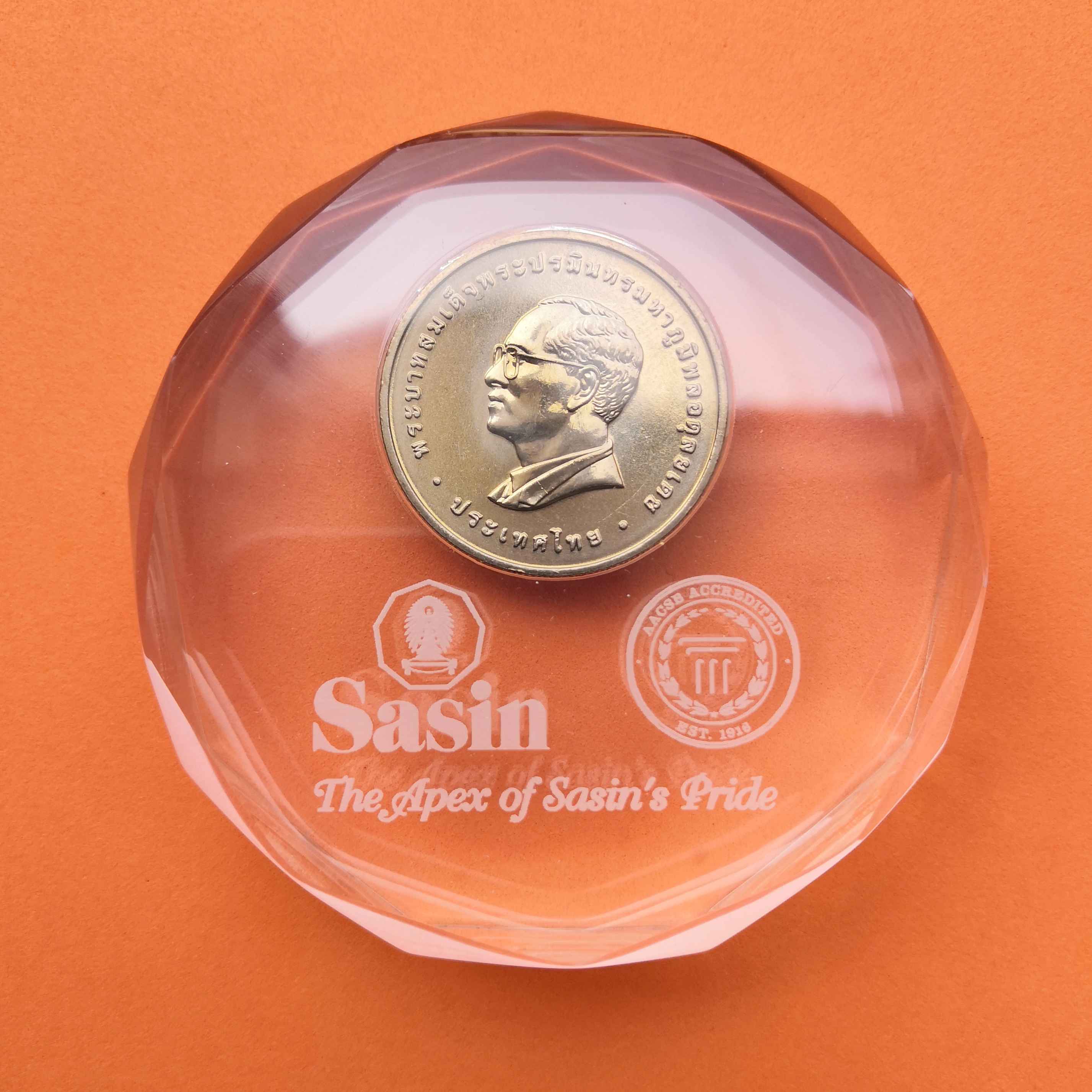 แท่นอะคริลิค รางวัล The Apex of Sasin's Pride สถาบันบัณฑิตบริหารธุรกิจศศินทร์ ขนาดกว้าง 7.5 เซน พร้อมกล่องเดิม
