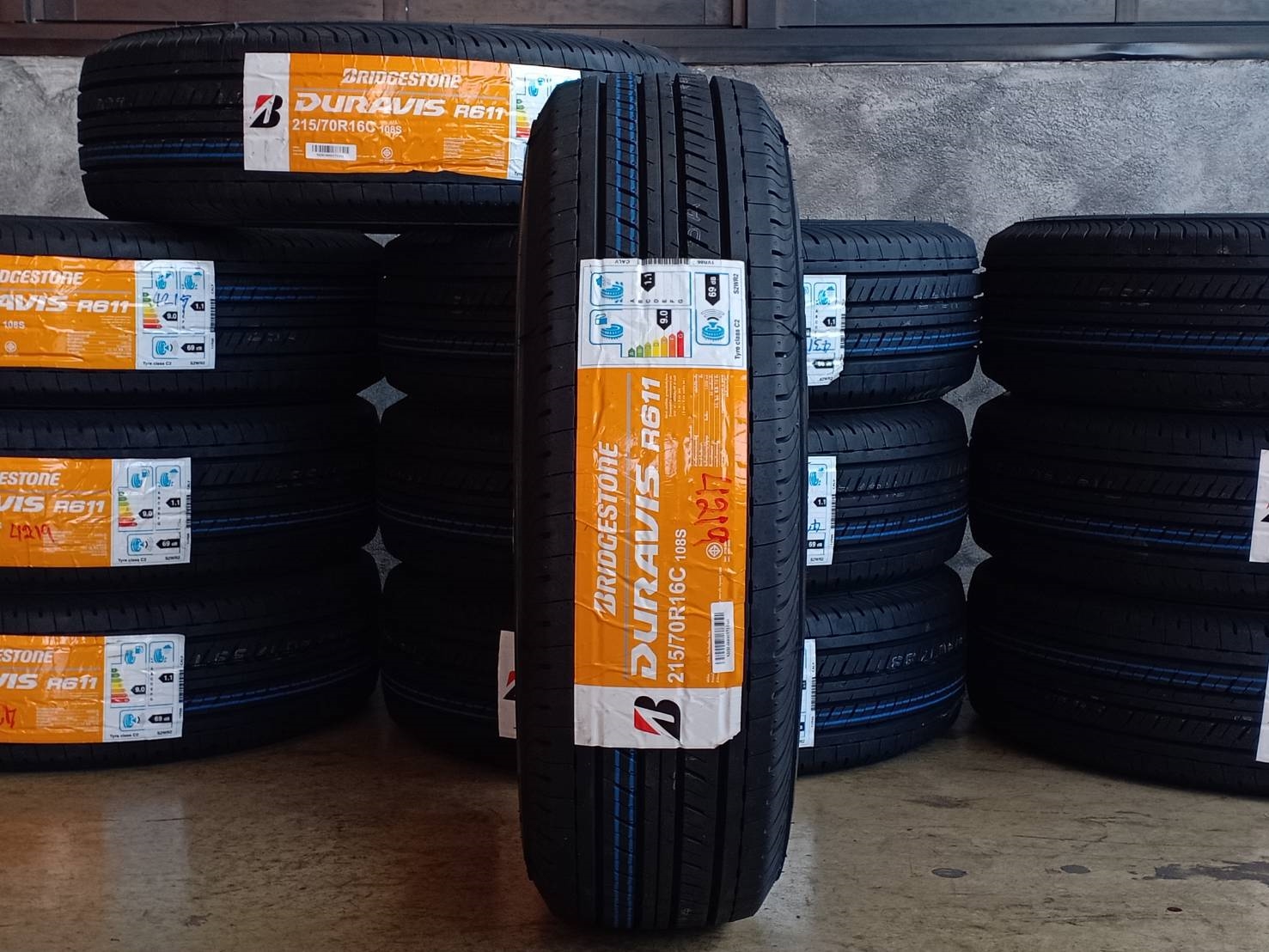 ยางกระบะ BRIDGESTONE R611 215/70R16 108S (ปี19)