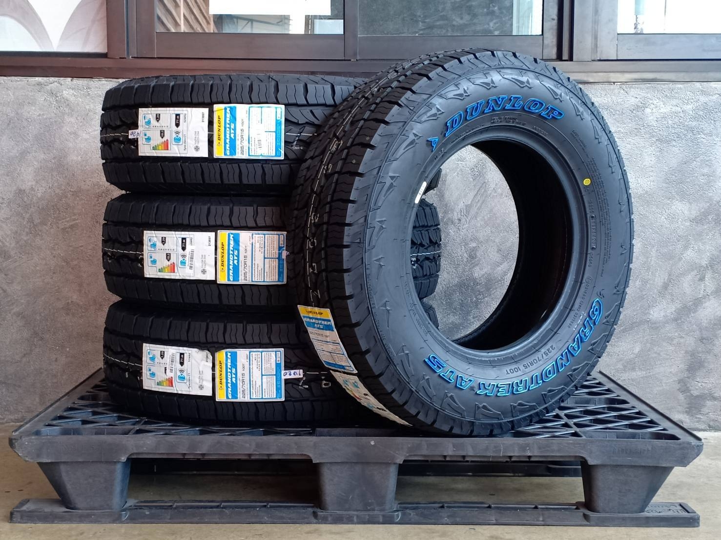 DUNLOP 225/70R15 GRANDTREK AT5 100T (ตัวหนังสือขาว) MADE IN THAILAND