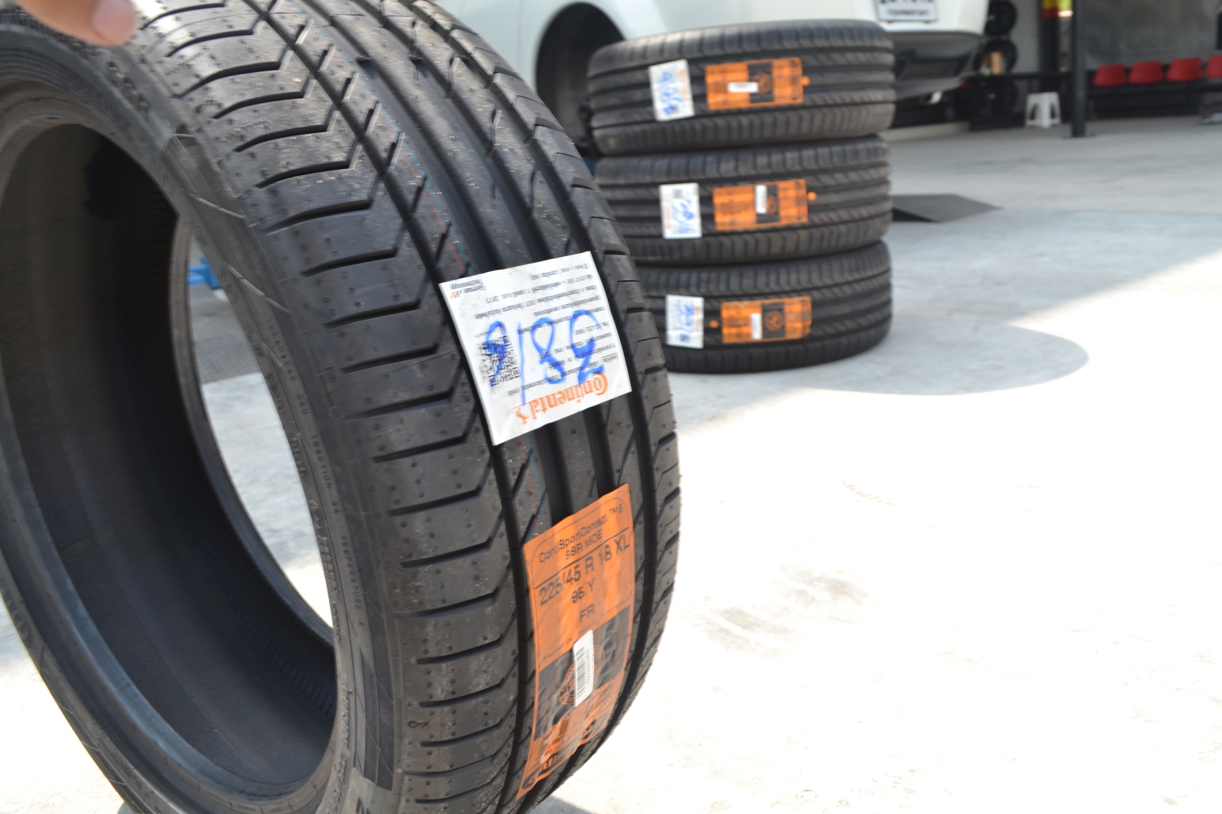 CONTINENTAL CONTACT5 (RUNFLAT) 225/45-18 เส้น 5800 ปกติ 14500 เท่านั้น