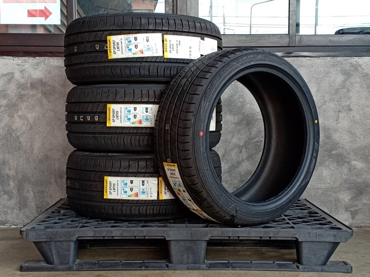 DUNLOP SP SPORT LM705 245/40R19 ยางญี่ปุ่น ! ราคาพิเศษ