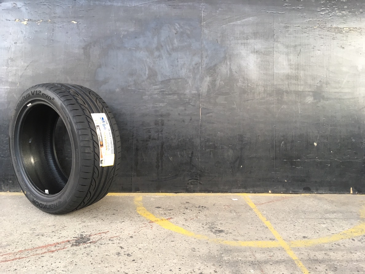 HANKOOK V12 EVO-2 235/45-17 เส้น 3250ปี 18