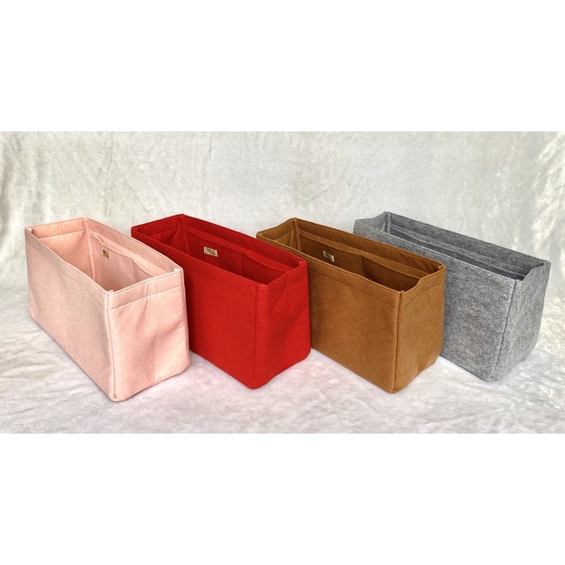 ที่จัดระเบียบกระเป๋า LV on the go MM / GM มี 4 สี ช่วยแก้ปัญหา หาของสิ่งของในกระเป๋าไม่เจอ ก้นกระเป่าห้อยไม่สวย ที่สำคัญ!! น้ำหนักเบาจนเหมือนไม่ได้ใส่