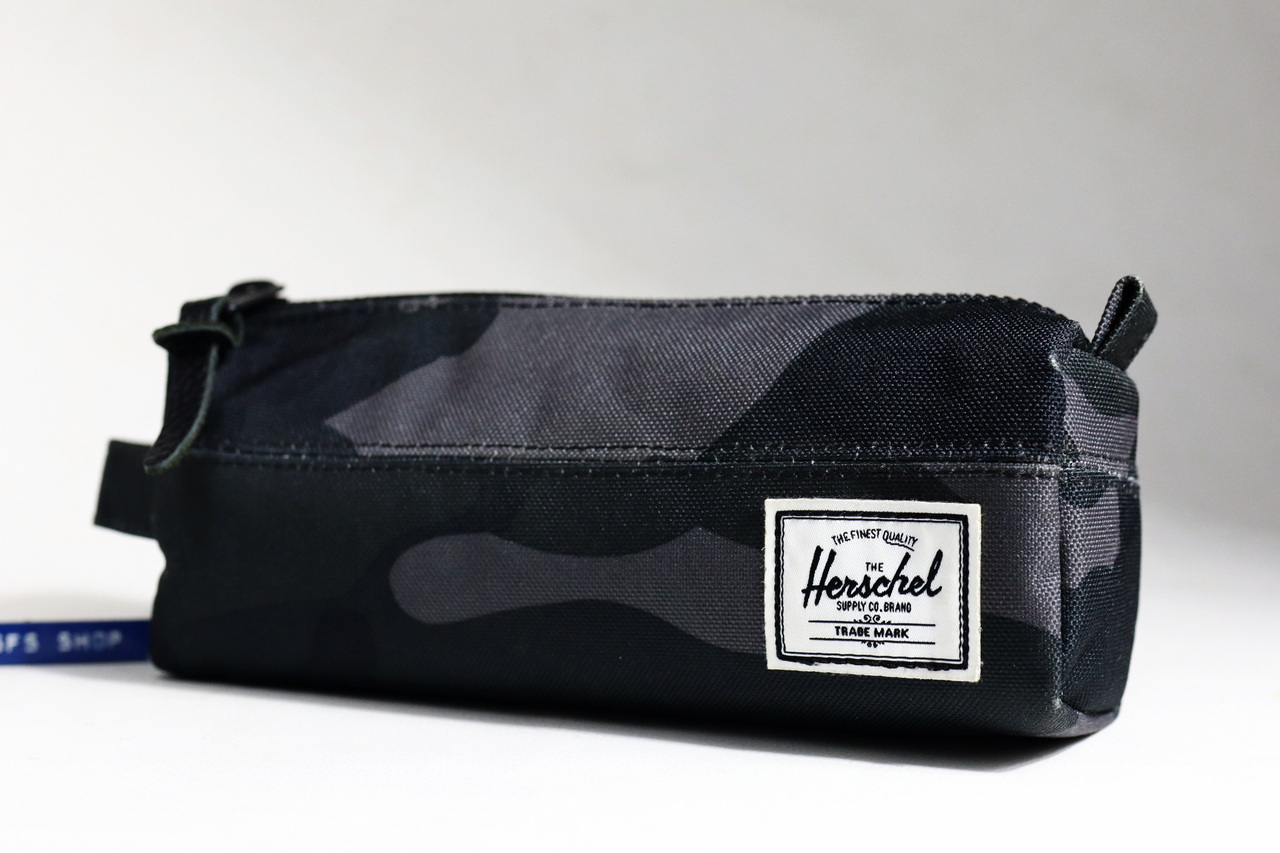 [มือสอง] กระเป๋าดินสอ Herschel Supply รุ่น Settlement Case ลาย Night Camo ลายพรางทหารสีดำ