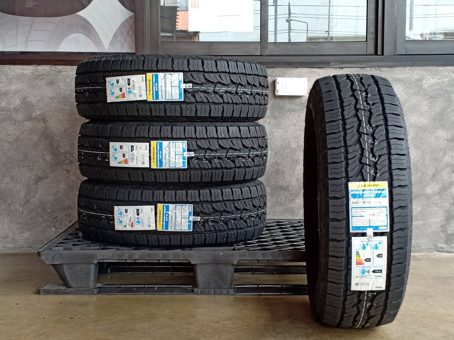 DUNLOP 245/70R16 GRANDTREK AT5 111T XL (ตัวหนังสือขาว) MADE IN THAILAND