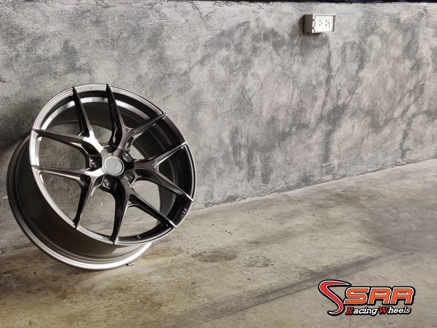 VAGE VF04 20X8.5 - 10 5X114.3 35-40 SILVER TITANIUM (ซิลเวอร์ด้าน)