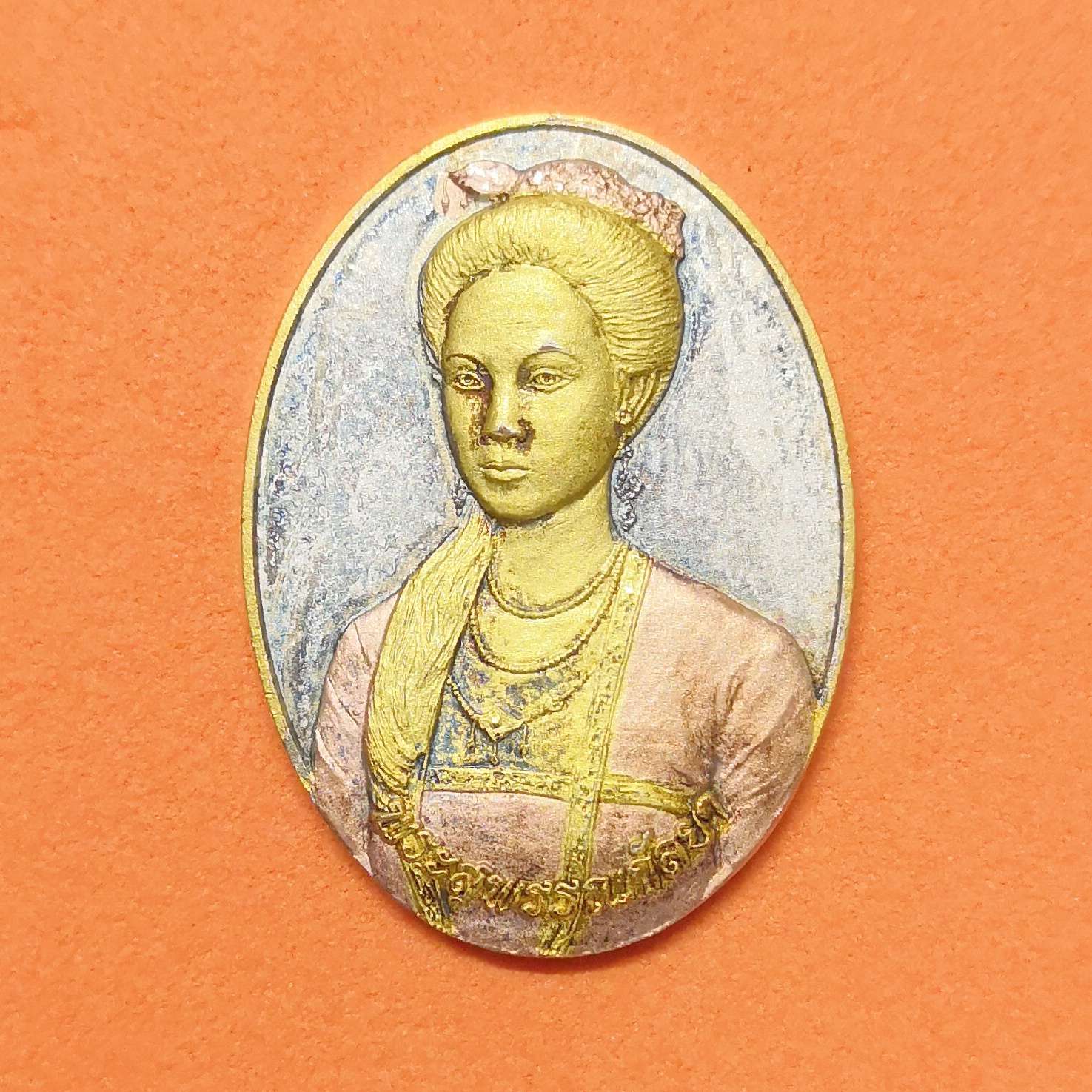 เหรียญ พระสุพรรณกัลยา รุ่น รวยรวยรวย วัดลาดสิงห์ สามชุก สุพรรณบุรี เนื้อสามกษัตริย์ สูง 2.7 เซน พร้อมกล่องเดิม