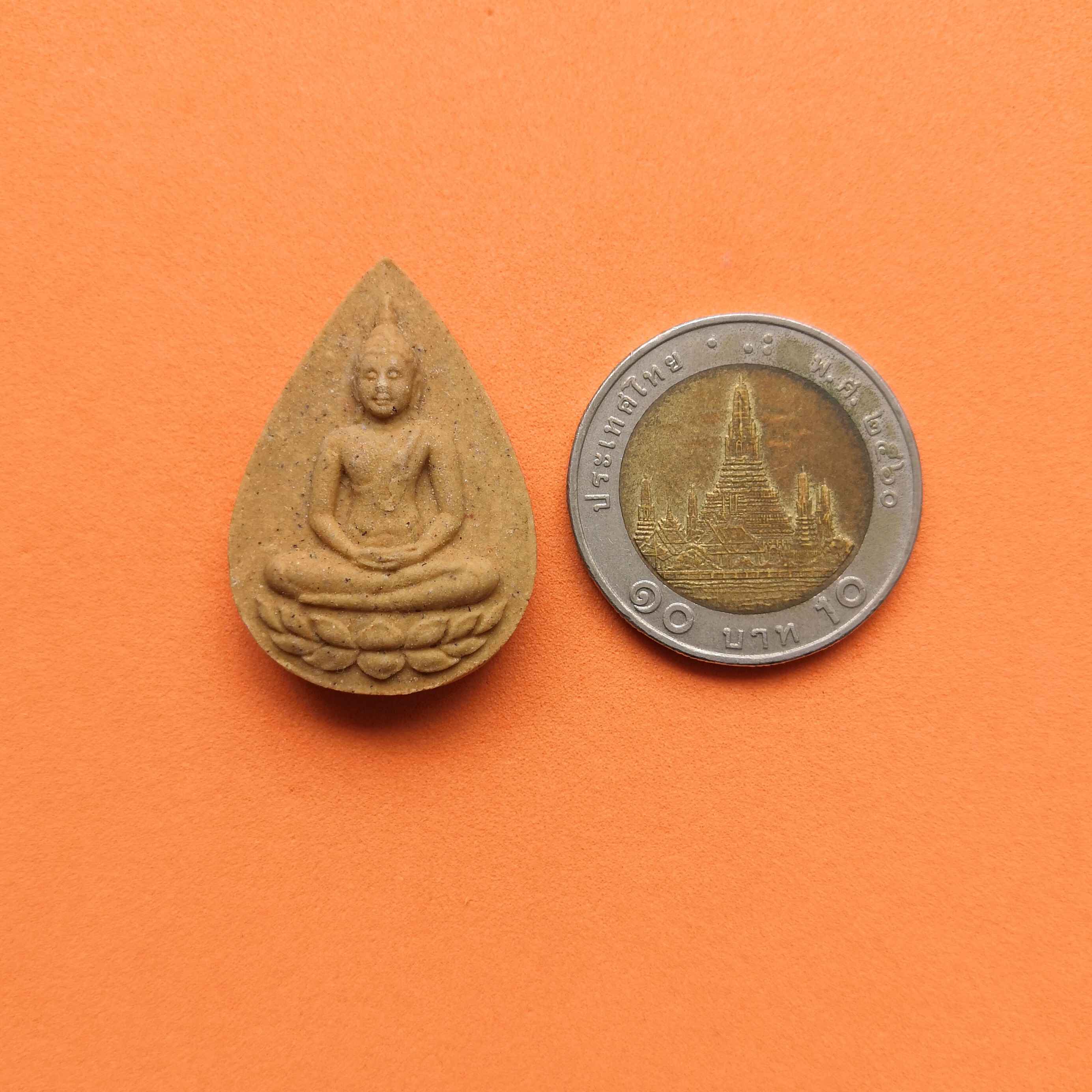 พระผง พระพุทธเมตตา 84 พรรษา สมเด็จย่า สมเด็จพระศรีนครินทราบรมราชชนนี พศ 2527 จัดสร้างโดย โรงพยาบาลศิริราช พร้อมกล่องเดิม