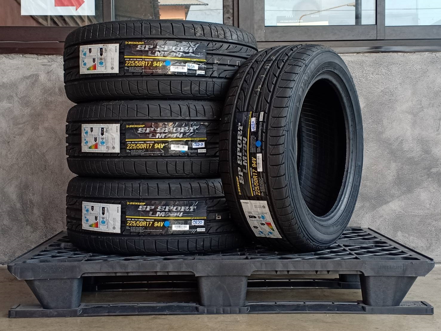 DUNLOP 225/50R17 SP SPORT LM704 94V MADE IN THAILAND