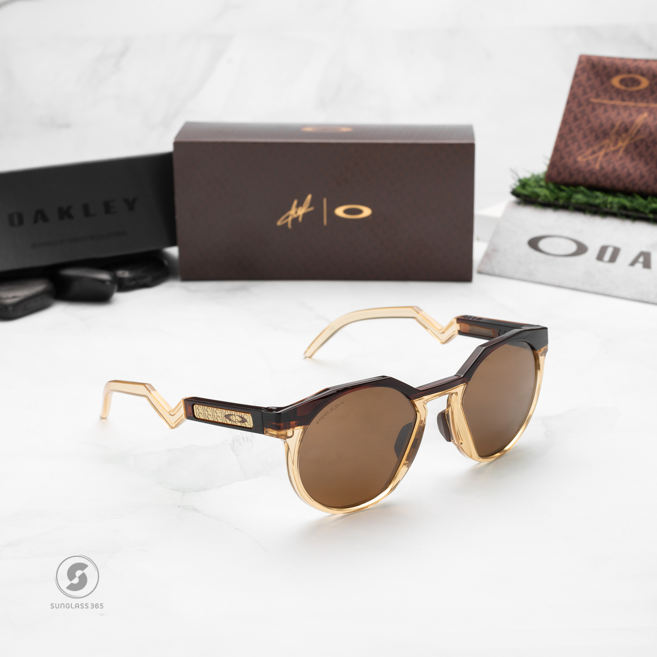 OAKLEY HSTN(A) x Mbappe OO9242A-07 Dark Ember/Light Curry