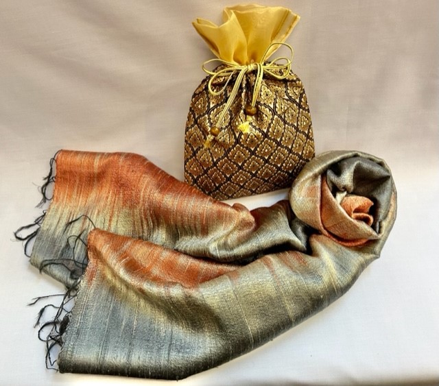 ผ้าคลุมไหล่ไหมแท้ ลายน้ำไหลซิกแซกโมเดิร์นๆ พร้อมถุงผ้าลายไทย