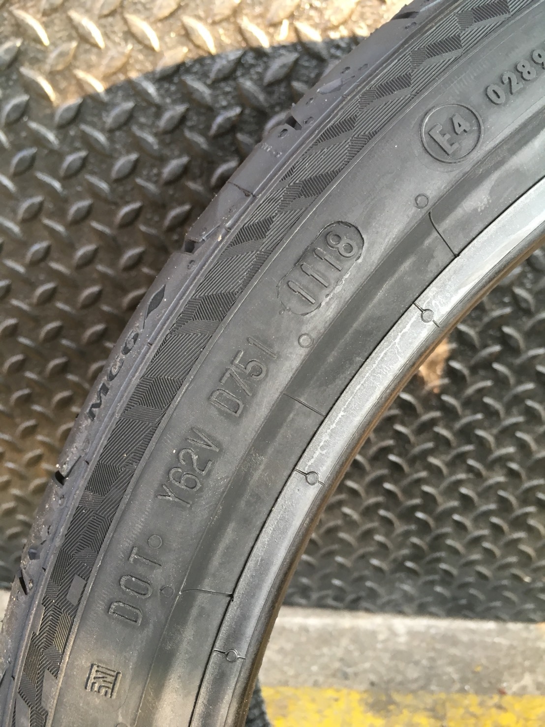 CONTINENTAL CONTACT MC6 235-35-19 เส้น 5800 ปี18 ปกติ 9800