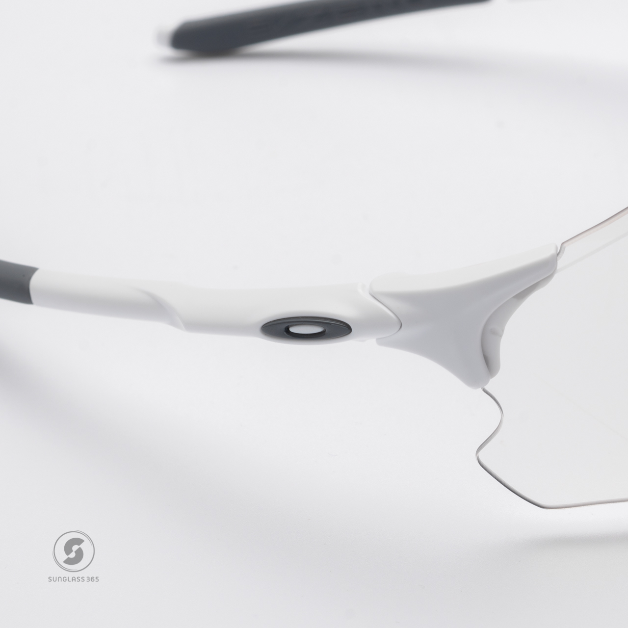 Oakley OO9313-06 EVZERO PATH Matte White Photochromic