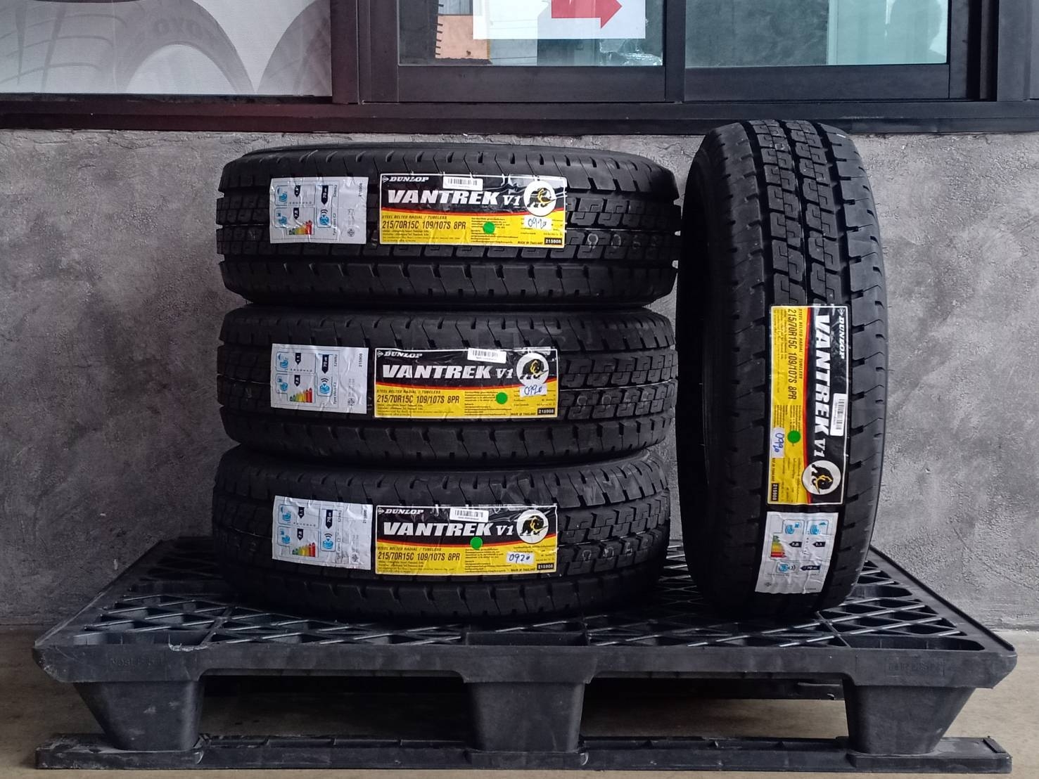 DUNLOP 215/70R15 VANTREK V1 109/107S 8PR MADE IN THAILAND
