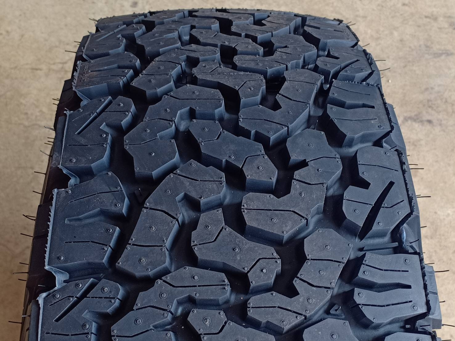 BF-GOODRICH 265/75R16 ALL TERRAIN T/A KO2 119/116R 8PR (ตัวหนังสือขาว) MADE IN THAILAND