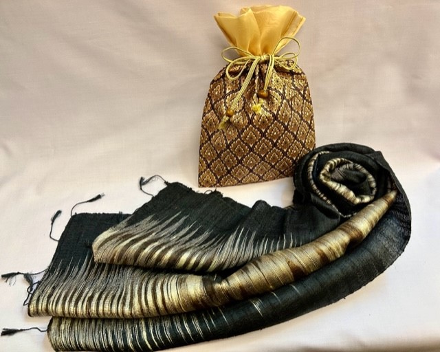 ผ้าคลุมไหล่ไหมแท้ ลายน้ำไหลซิกแซกโมเดิร์นๆ พร้อมถุงผ้าลายไทย