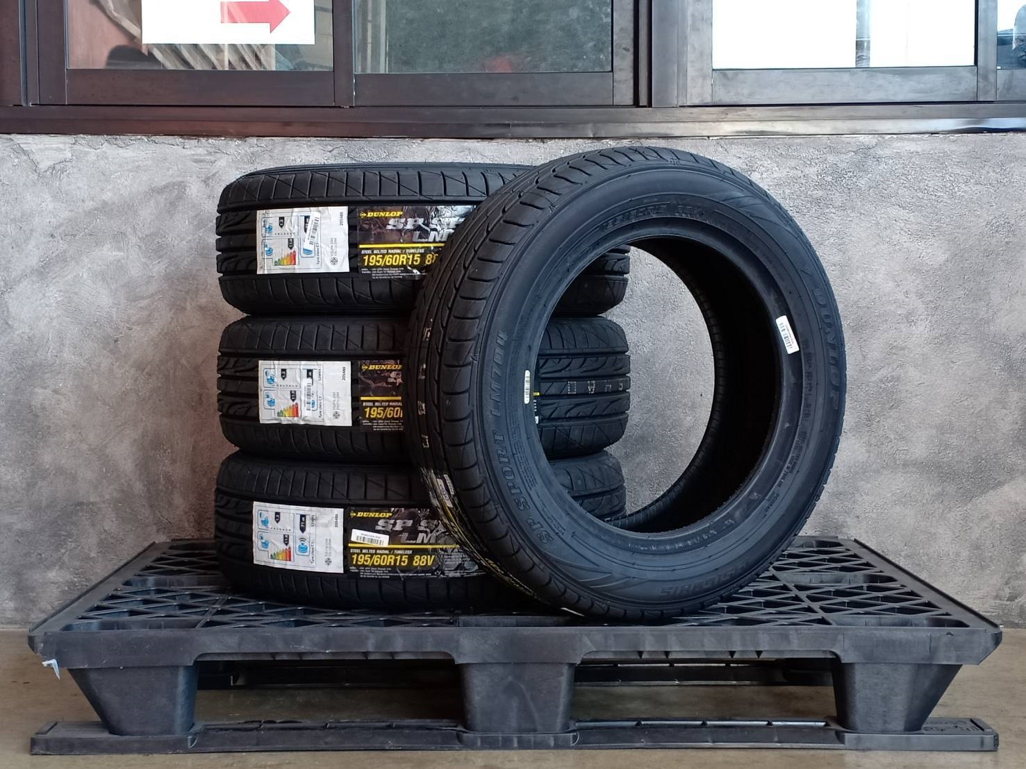 DUNLOP 195/60R15 SP SPORT LM704 88V MADE IN THAILAND