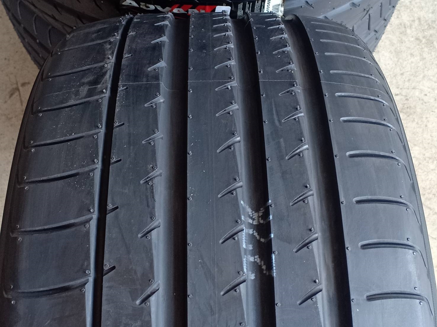 ยางใหม่ YOKOHAMA V105 275/35-19 เส้น 3900 ปกติ 13500