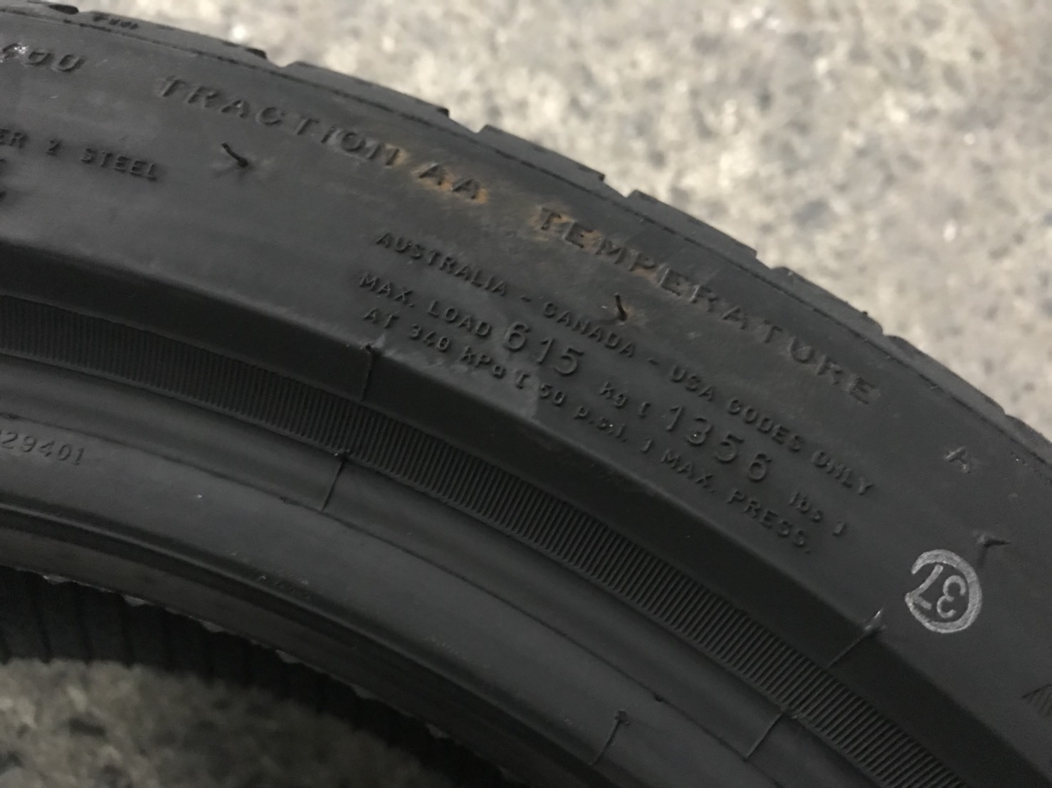 PIRELLI DRAGON SPORT 215/45-17เส้น 2750 ปกติ 4500 บาท ปี18