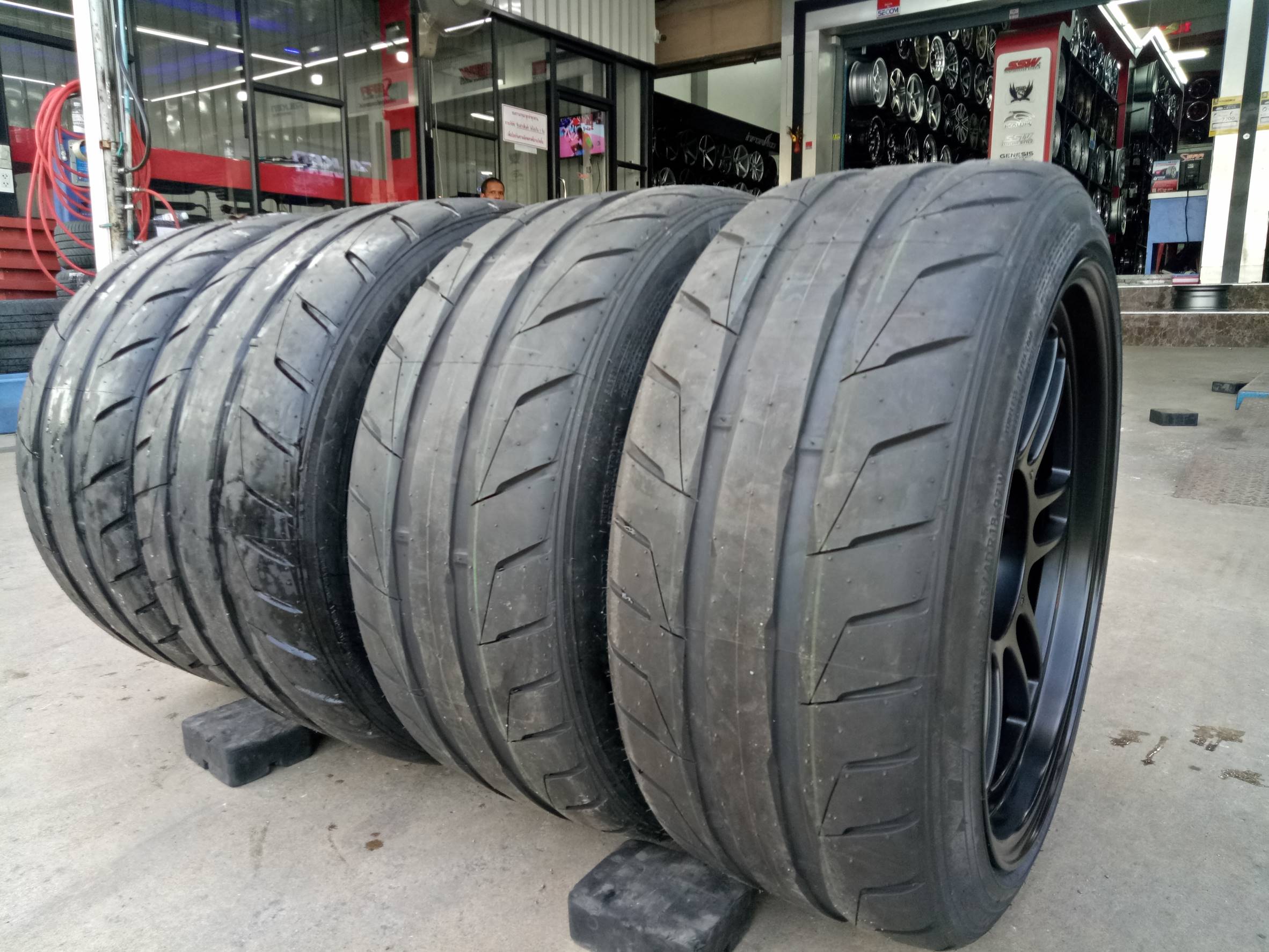 NITTO NT05 245/40-18 เส้น 4000 บาท ปกติ 9000