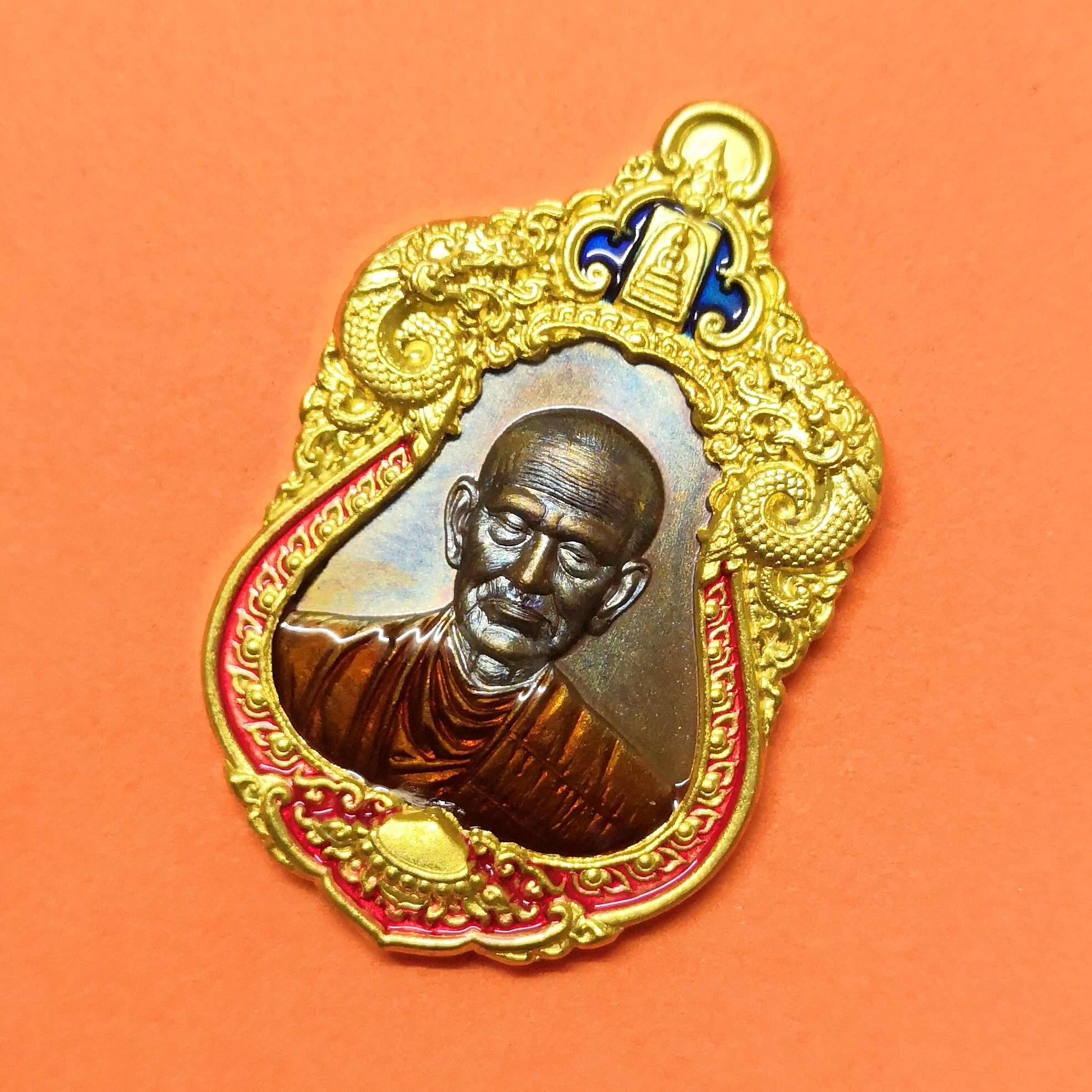 เหรียญ มงคลชินบัญชร สมเด็จพระพุฒาจารย์ (โต พรหมรังสี) วัดกลางคลองข่อย จังหวัดราชบุรี ปี 2566 เนื้อทองแดงขอบทอง สูงรวมห่วง 4.2 เซน พร้อมกล่องเดิม