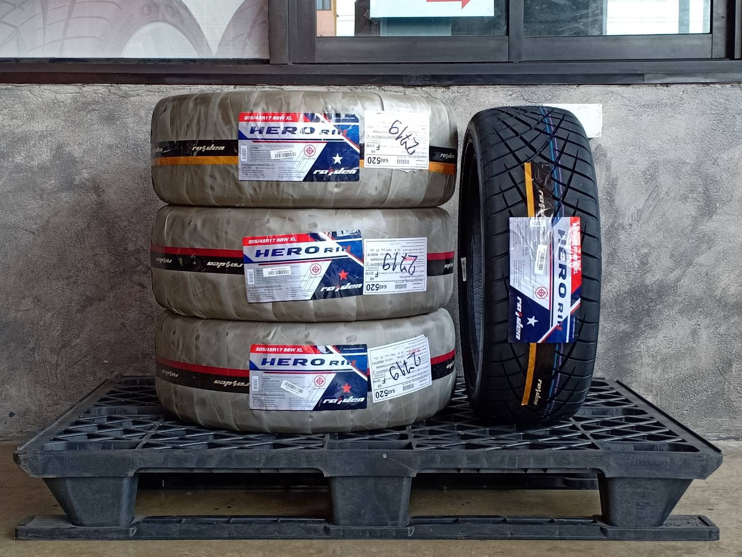 RAIDEN 205/45R17 HERO R111