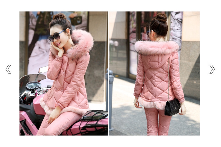 เสื้อโค้ทแบบ 3 ชิ้น สีชมพูแขนยาว ผ่าหน้าติดกระดุม ดีเทลตกแต่งคอและปลายชุดด้วยเฟอร์สีชมพู พร้อมระบายที่ปลายแขน สวยคุณภาพดีเหมือนแบบค่ะ