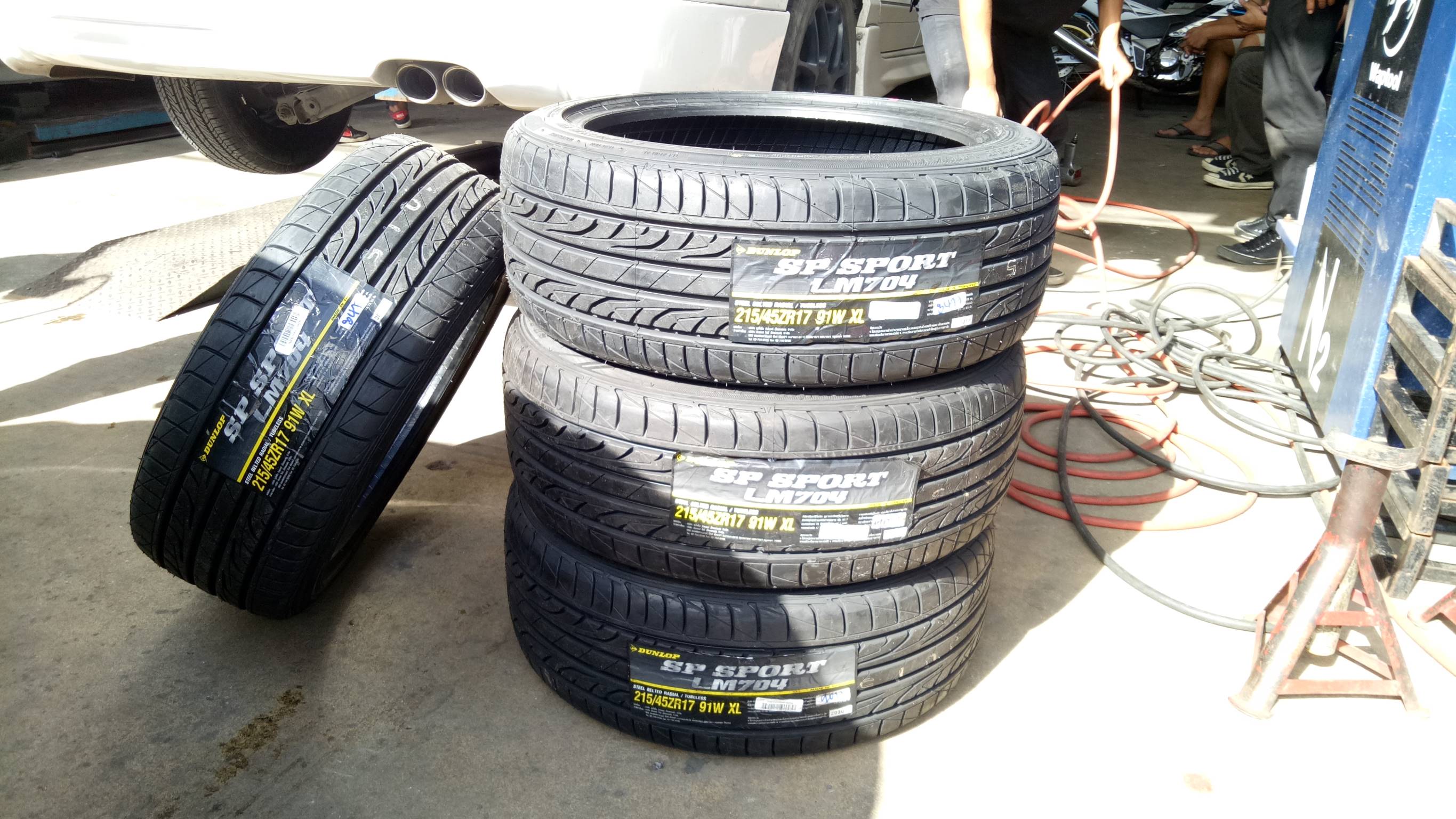 ยางใหม่ DUNLOP LM704 245/40-18 เส้น 1900 งงดิ