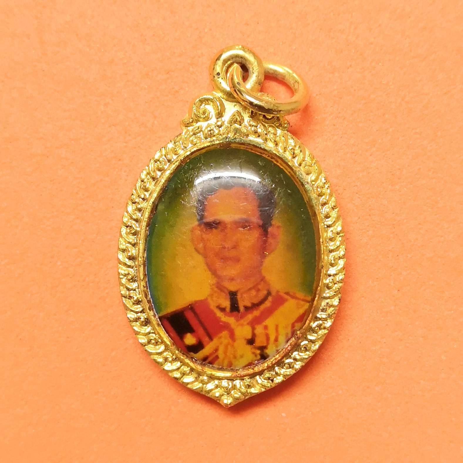 ล็อกเก็ต รัชกาลที่ 9 หลัง สมเด็จพระเทพรัตนราชสุดา จัดสร้างโดย สมาคมทหารตำรวจนอกราชการแห่งประเทศไทย ขนาดสูง 2.3 เซน